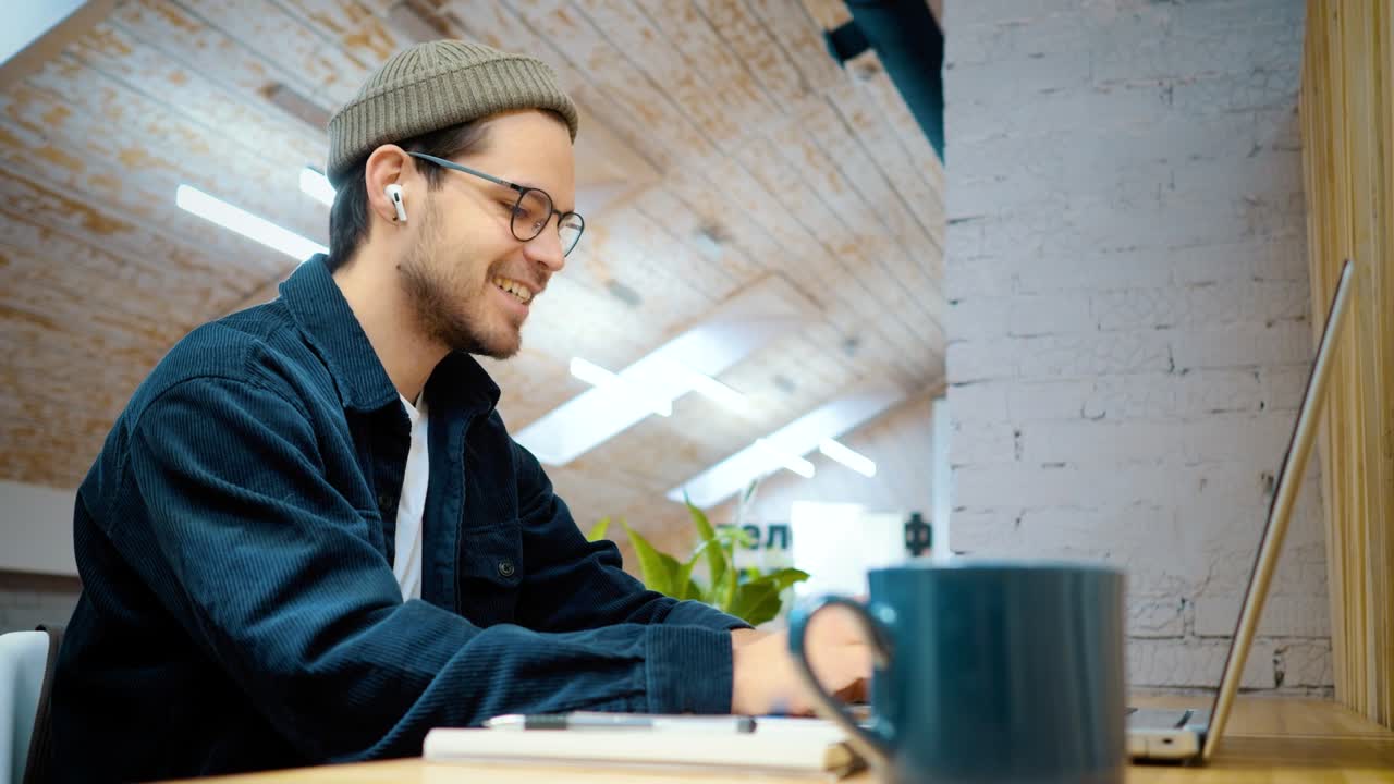 l'uomo guarda il monitor e vede la buona notizia. lei urla e alza le mani. lavoro di successo.