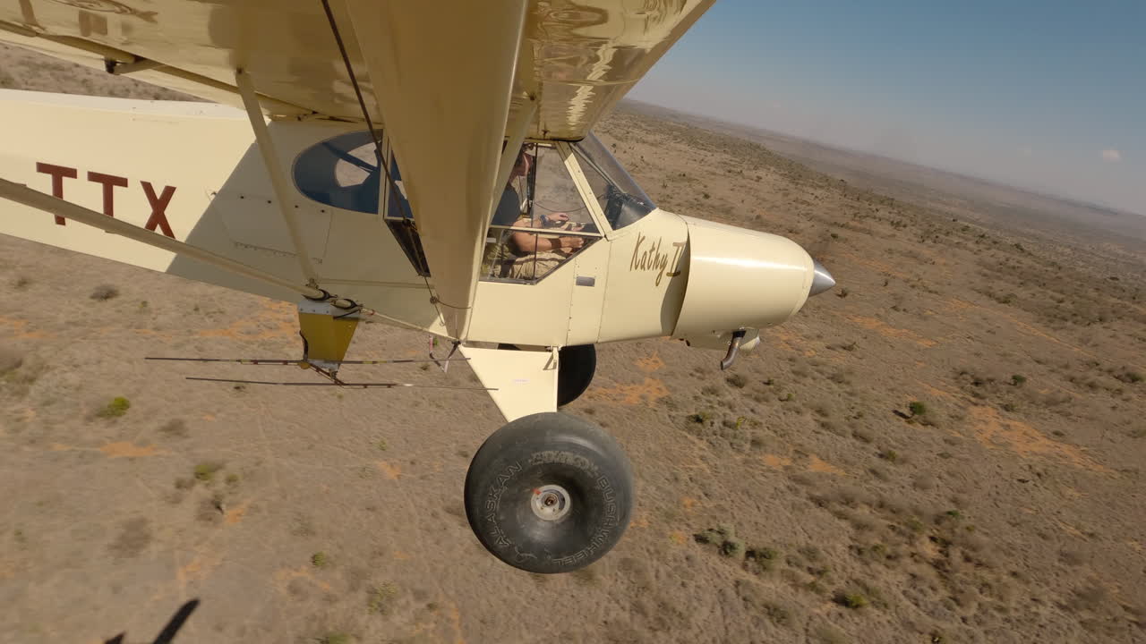 Piccolo aereo bushcraft che volteggia su un fiume nella savana