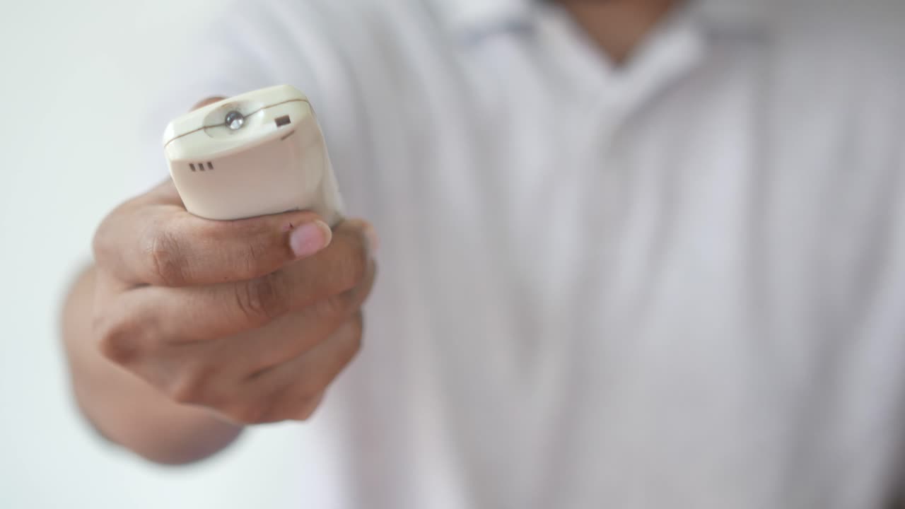 리모컨을 들고 있는 사람