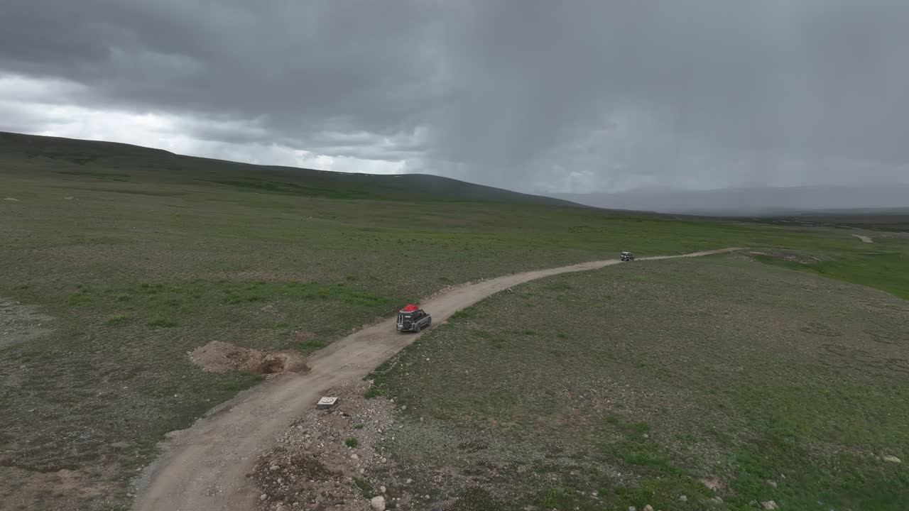 camino de deosai que se acerca a la tormenta, vehículos fuera de carretera en skardu, pakistán