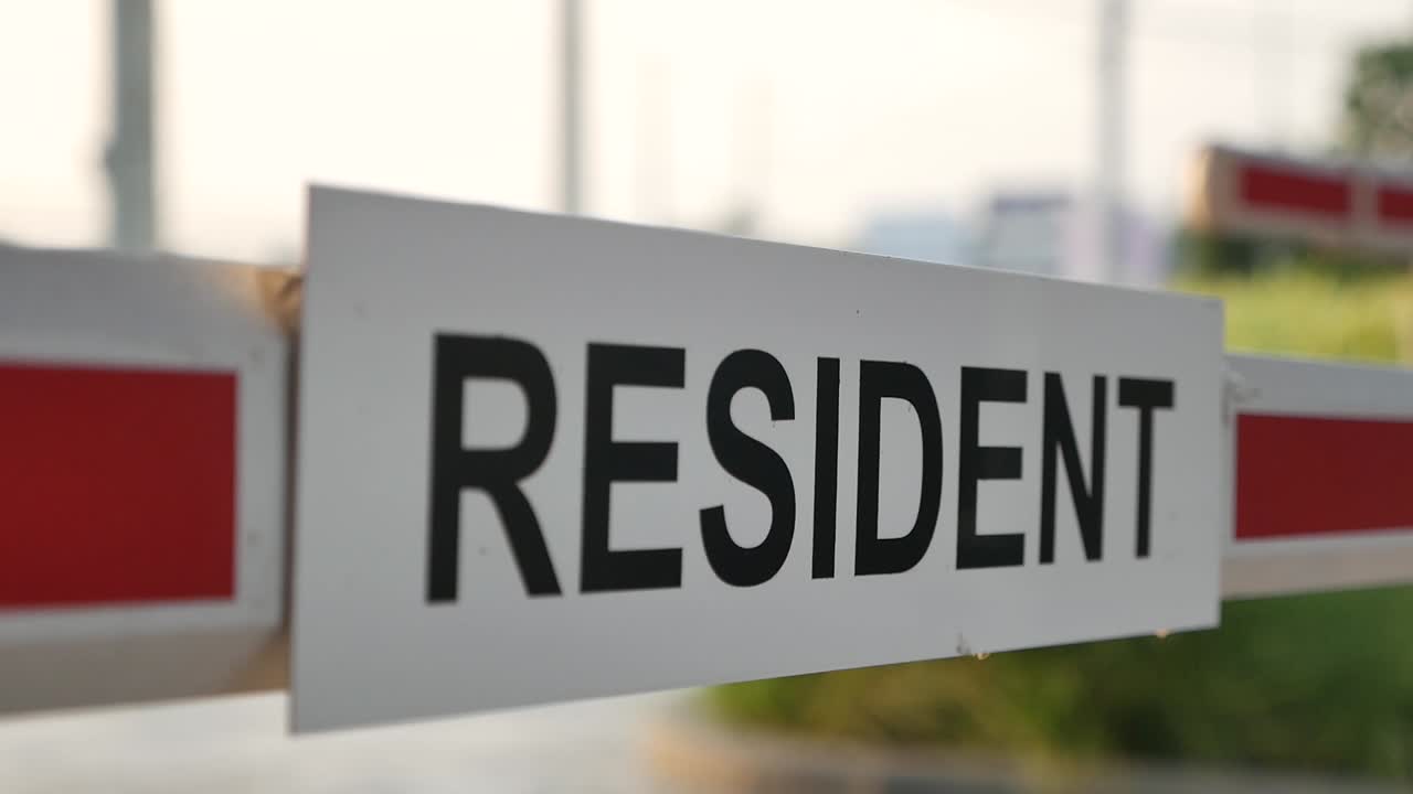 señal de puerta de entrada y salida de estacionamiento de propiedad privada