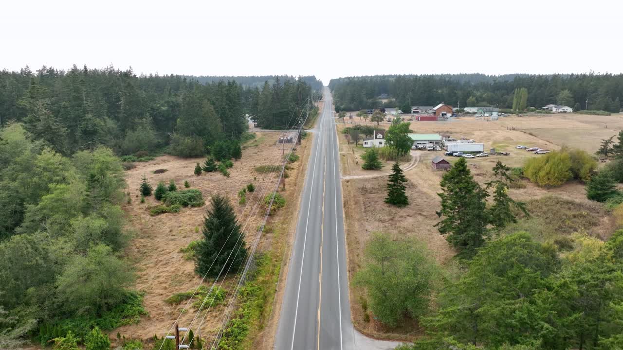 tiro de drone ascendente de una carretera rural en la isla de whidbey
