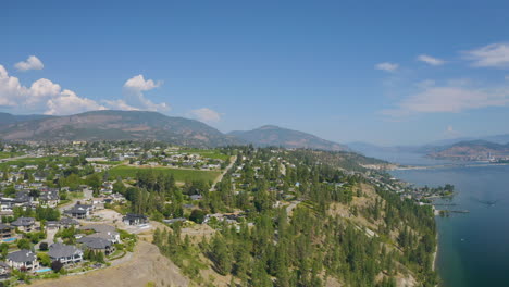 Vista-Aérea-Del-área-Suburbana-En-El-Oeste-De-Kelowna-Cerca-Del-Lago-Okanagan-En-Un-Hermoso-Día-Soleado