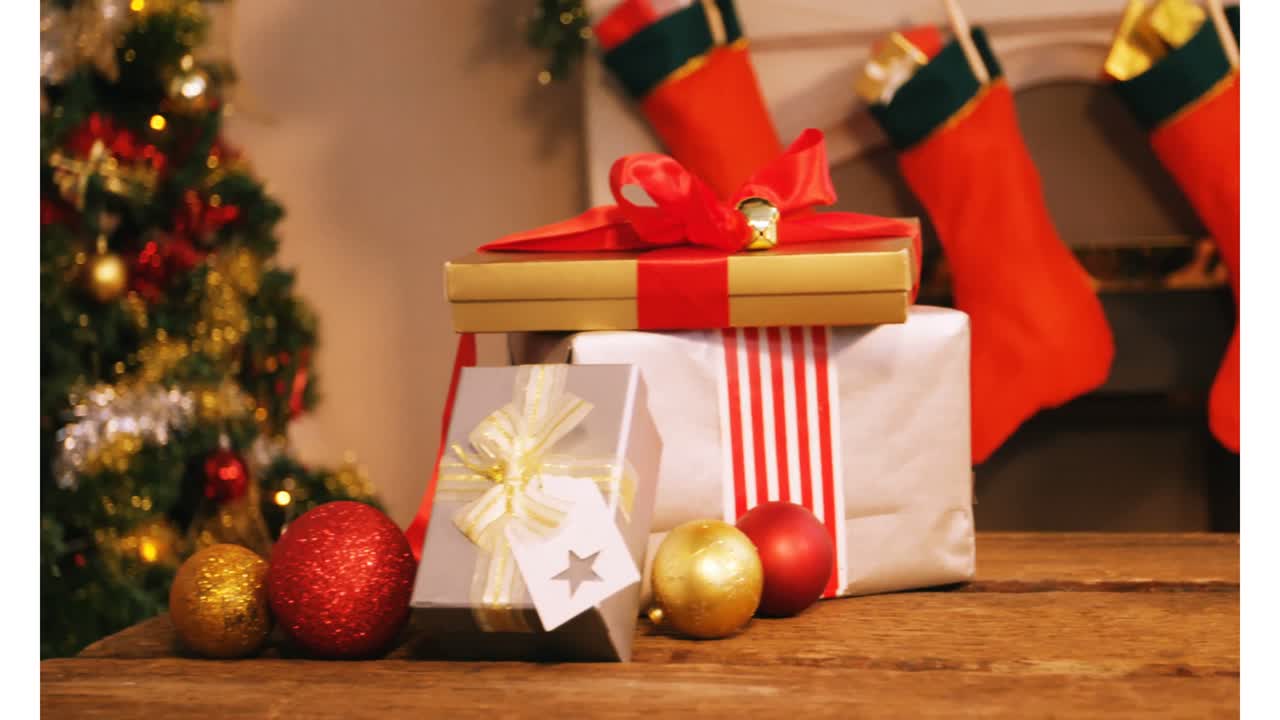 animazione dell'albero di natale con regali e decorazioni a casa