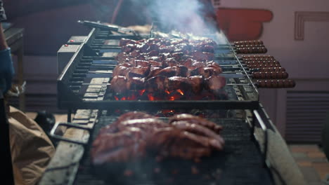 Chef-Hombre-Cocinando-Carne-A-La-Parrilla.-Manos-Del-Chef-Cocinando-Kebabs-En-El-Brasero.