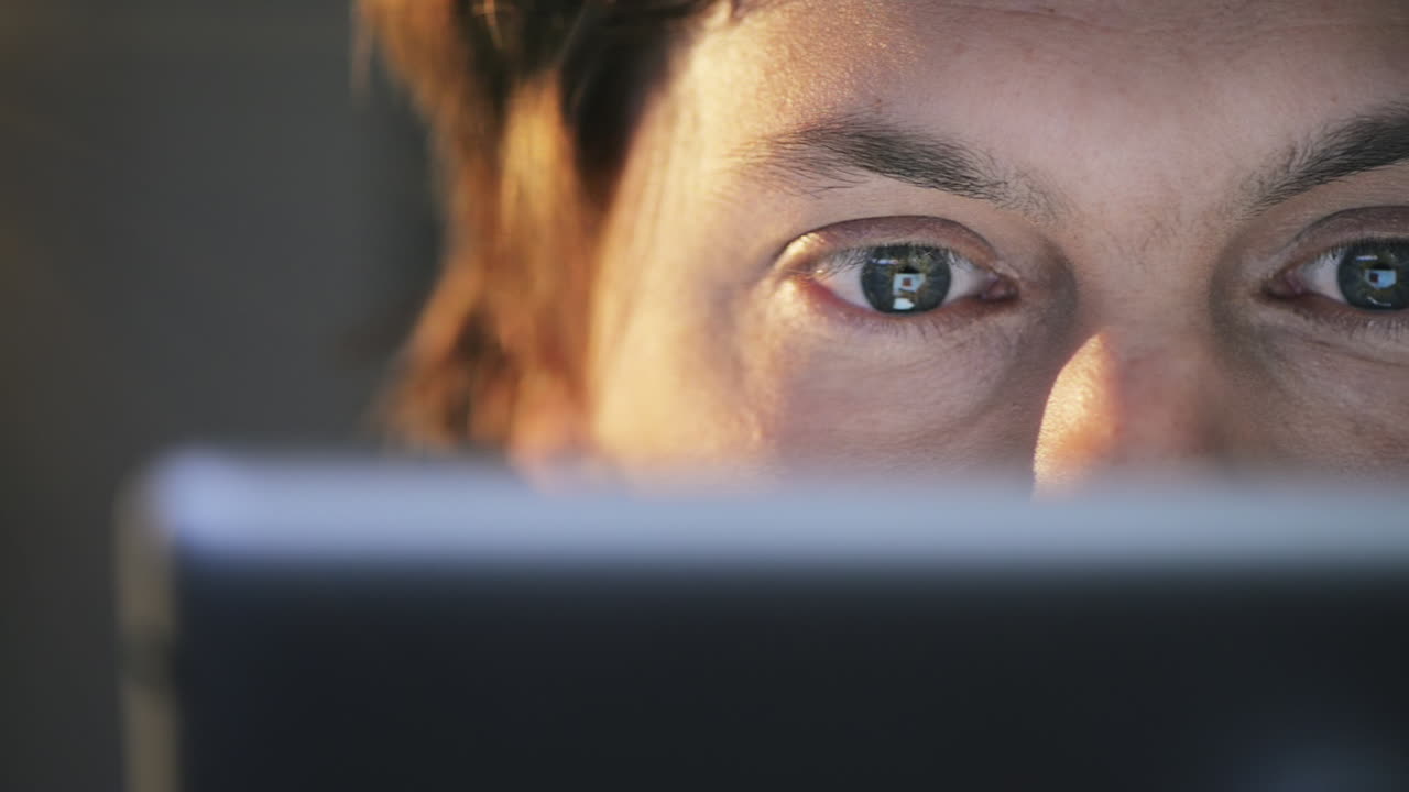 hombre usando la pantalla táctil de una tableta tocando de cerca