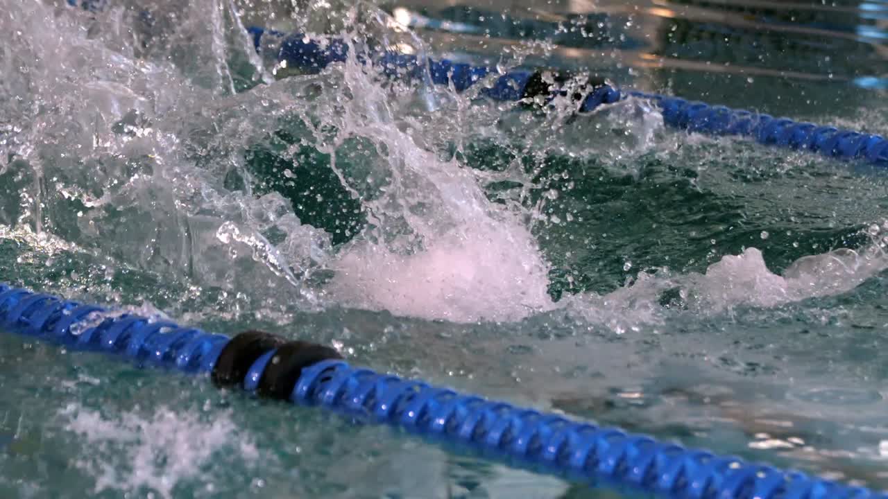 женщина-плавательница ныряет в бассейн