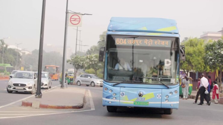 autobús eléctrico de delhi que sale de una estación