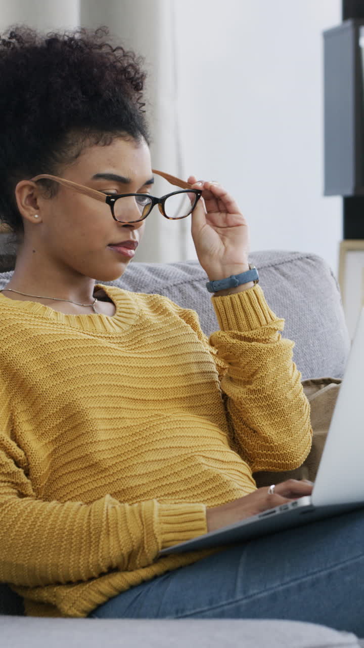 Giovane donna nera che lavora al laptop a casa