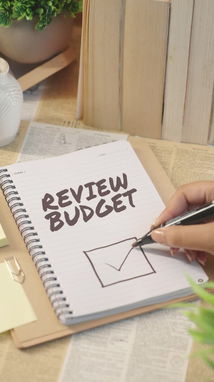 VIDEO VERTICALE CHE SPUNTA 'REVISIONARE IL BUDGET' DALLA CHECKLIST