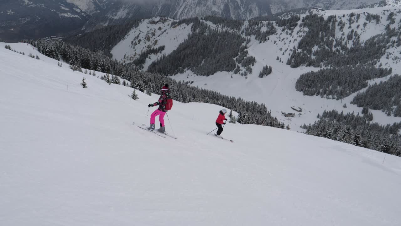лыжники, катающиеся на горных склонах в зимние каникулы