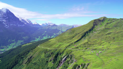 Grindelwald-Con-La-Montaña-De-Los-Alpes-En-Suiza