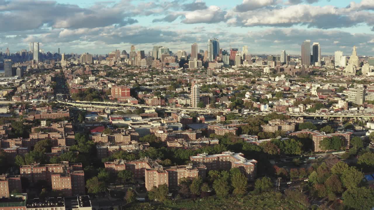 toma aérea de asentamiento cerca de proyectos de vivienda en brooklyn, ciudad de nueva york, con el bqe espressway y los horizontes en la distancia
