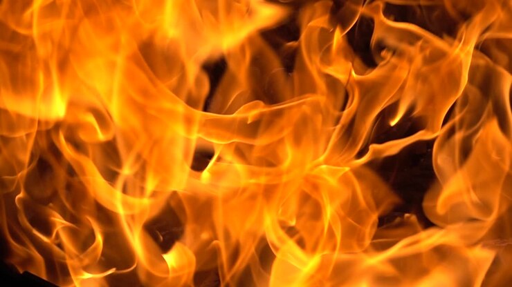 Llamas de fuego sobre fondo negro en cámara lenta