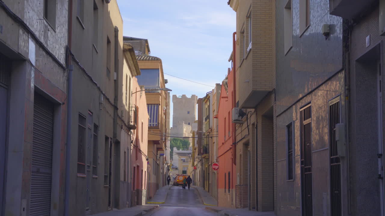 빌레나 시의 아탈라야 성 근처 좁은 거리의 놀라운 전망, 거리를 달리는 자동차, 발렌시아, 스페인 남동부