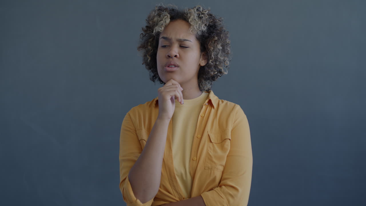 mujer expresando diferentes emociones