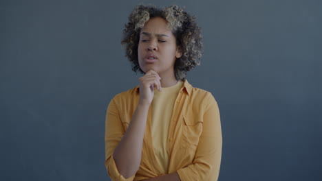 mujer expresando diferentes emociones