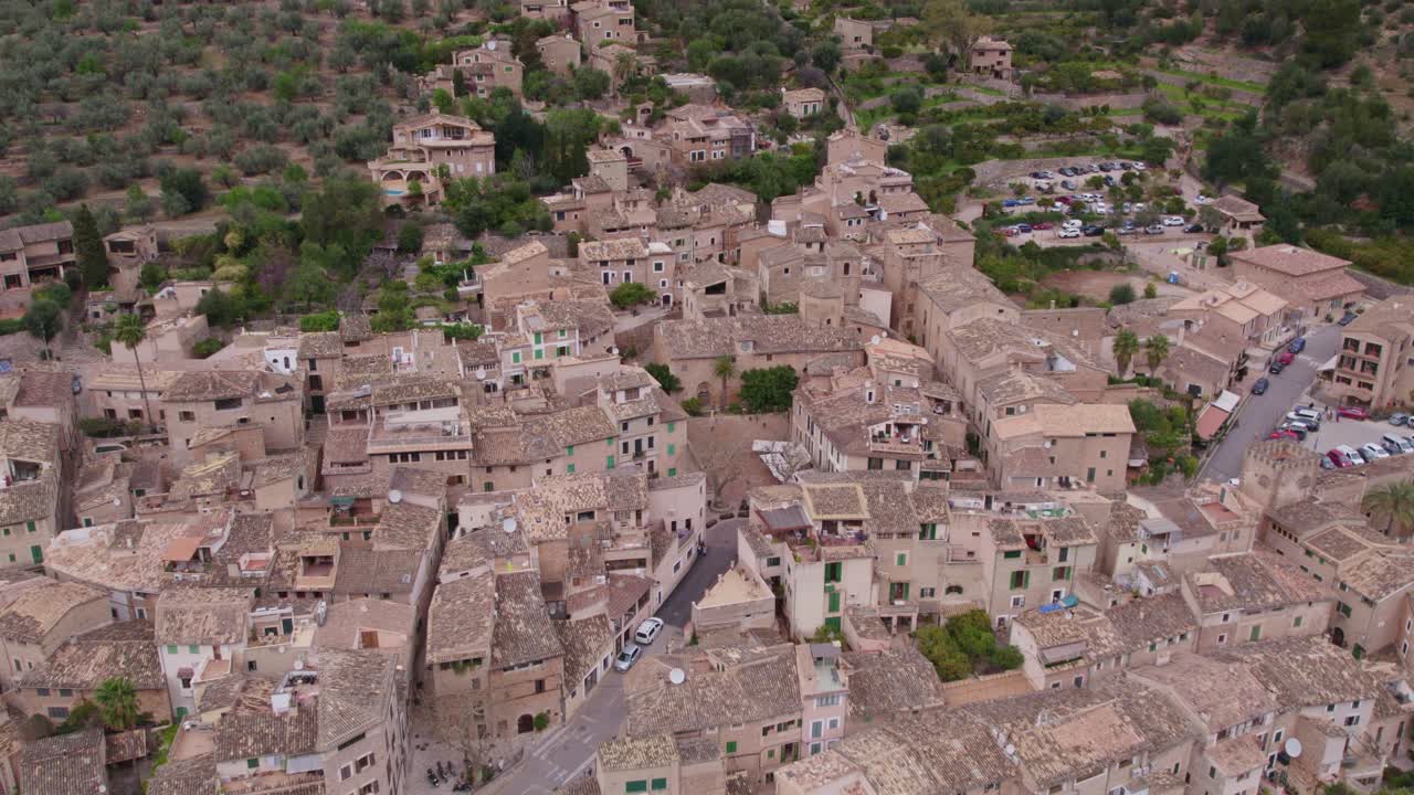 Fornalutx è un incantevole villaggio di montagna immerso nella catena della Serra de Tramuntana a Maiorca, Spagna.