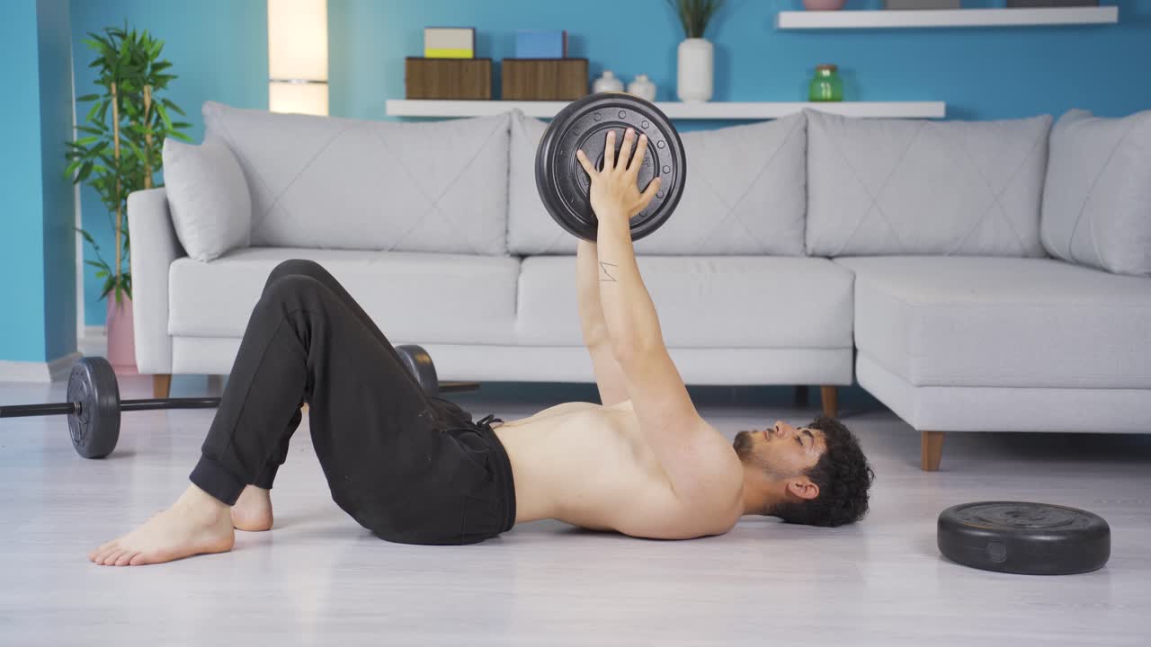 집에서 운동하는 젊은 운동선수. 건강한 생활 방식.