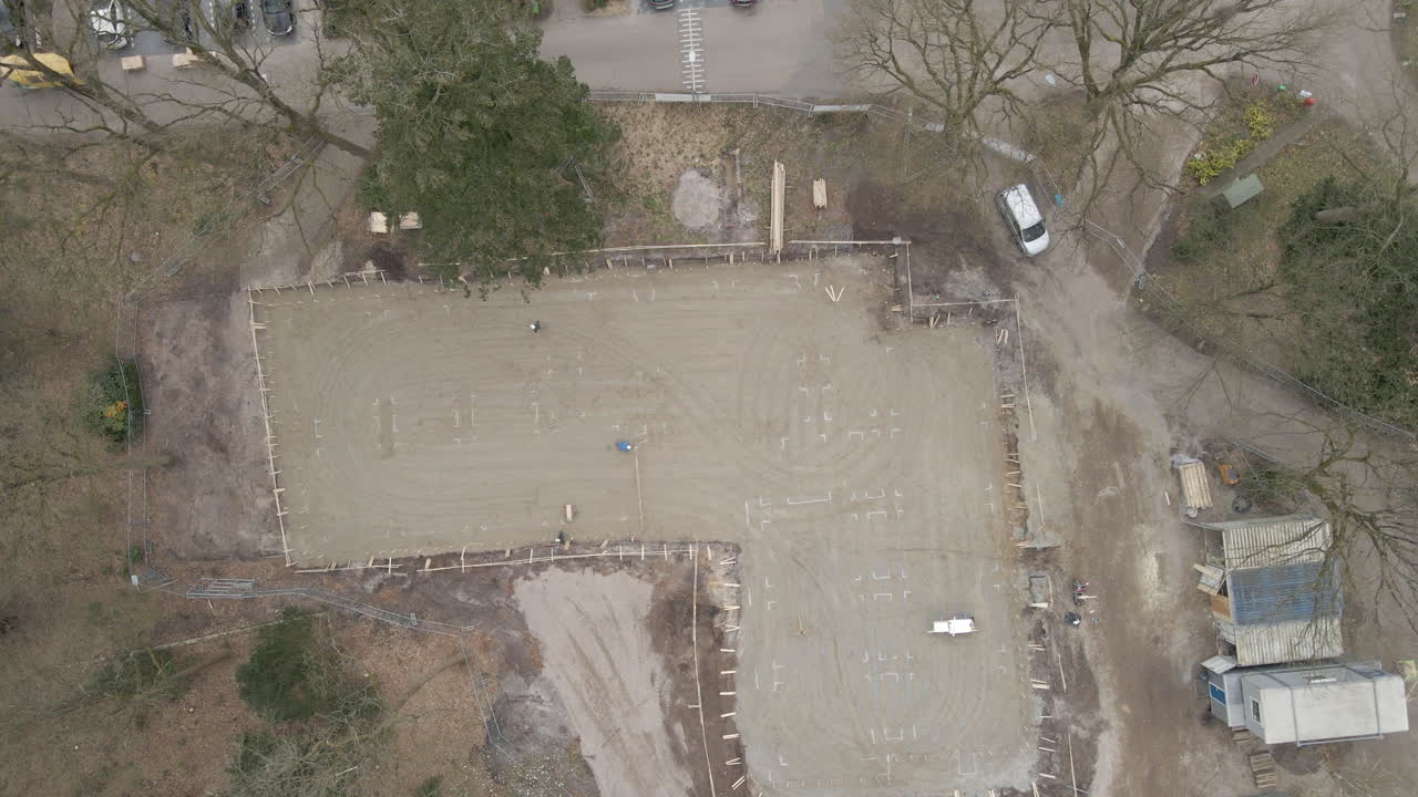 antena de arriba hacia abajo de los cimientos del edificio - drone levantando y girando