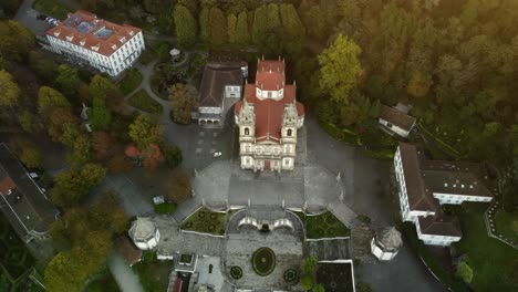 Imágenes-Aéreas-De-Drones-Braga-Portugal-Santuario-Catedral-Cristiana-Jesús-Do-Monte-En-El-Bosque-Siempre-Verde