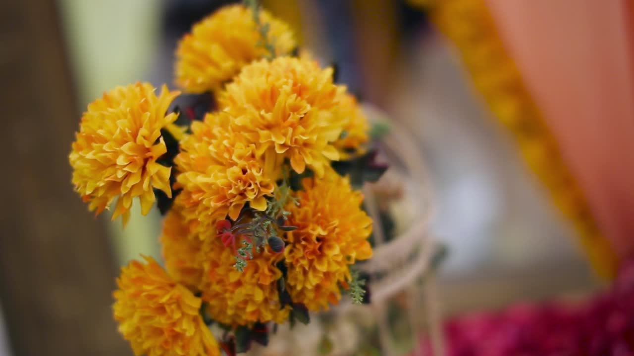 Bouquet di calendule in una stanza.