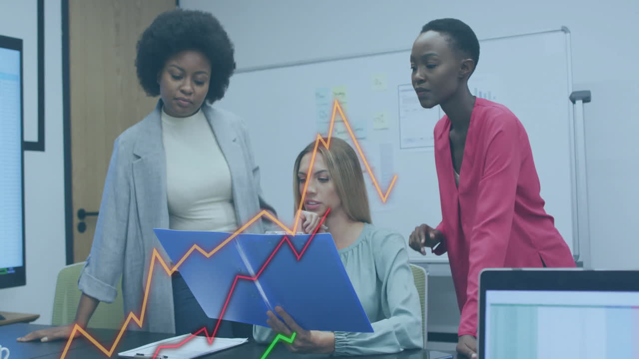 Animation du traitement des données financières pendant que divers collègues discutent de travail au bureau