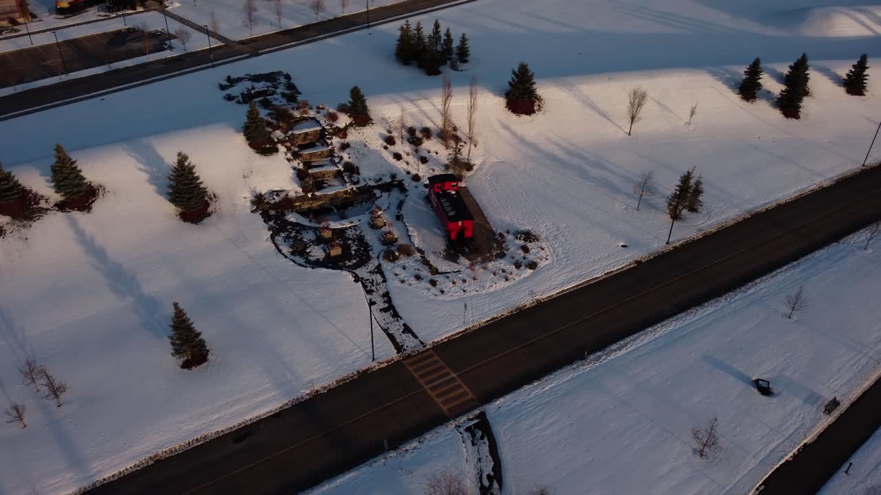 una vista aérea del edificio de la oficina central de cpkc en calgary durante el invierno