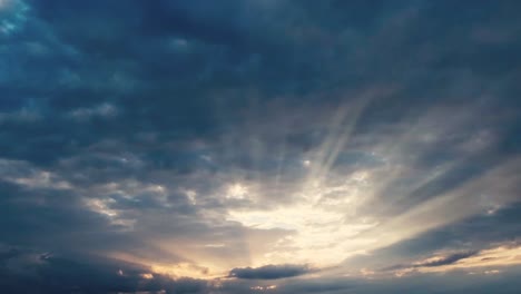 espectacular puesta de sol cielo con nubes