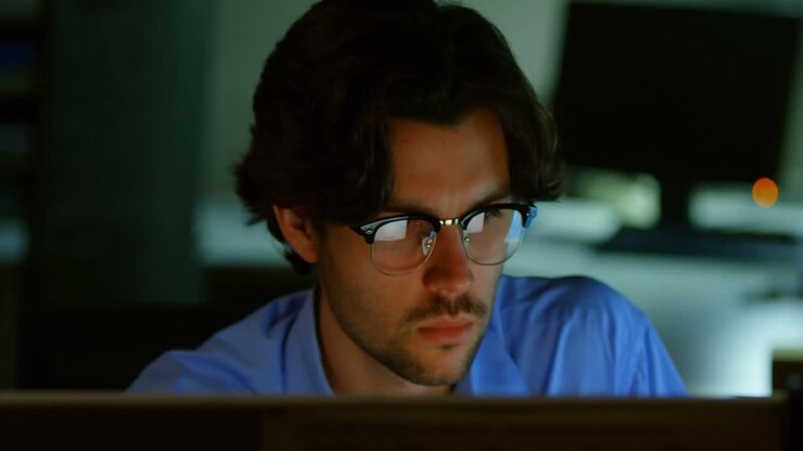 Geschäftsmann arbeitet im Büro am Computer 4K