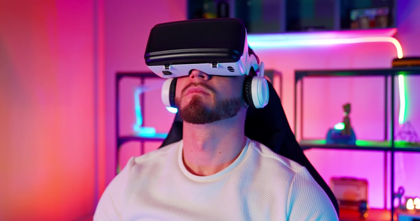 Giovane uomo immerso nella realtà virtuale con visore VR e cuffie