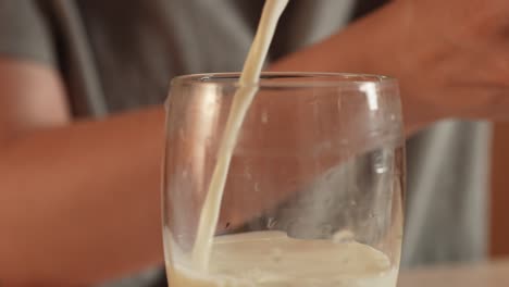 vertiendo leche en un vaso