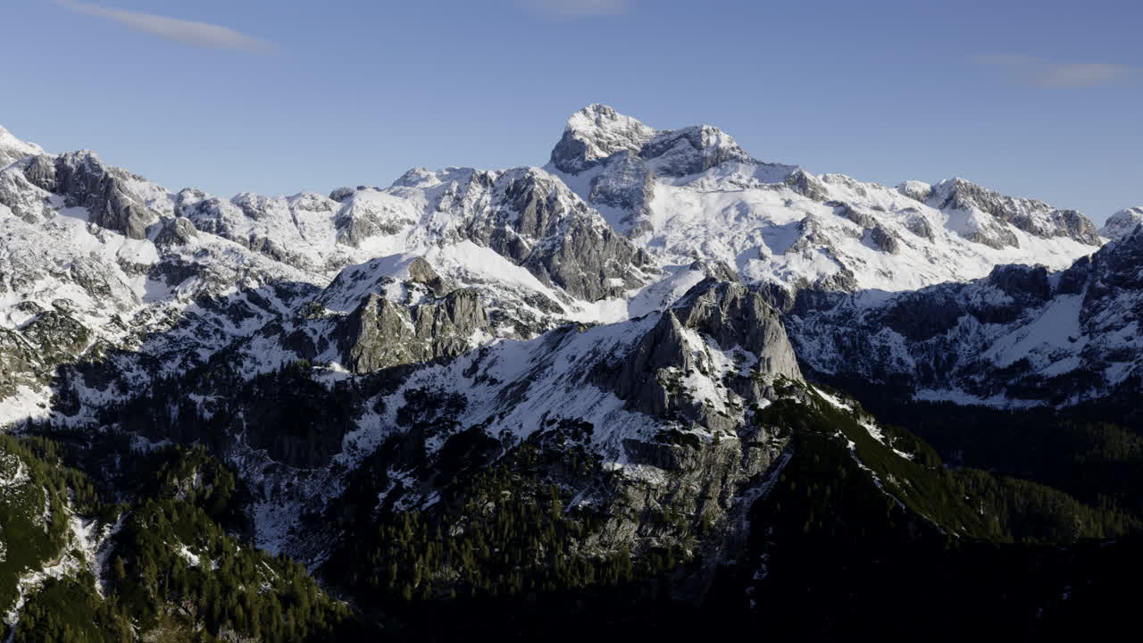 Cordilheira alpina coberta de neve