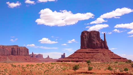 schöne zeitrafferaufnahme des monument valley utah