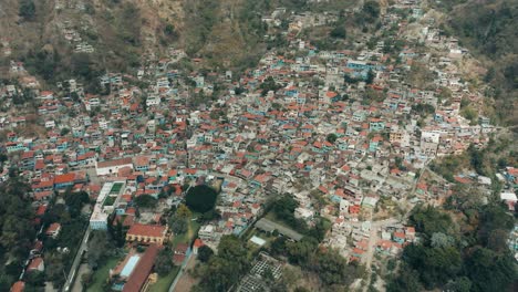 Coloridas-Estructuras-Residenciales-Junto-Al-Lago-En-Santa-Catarina-Palopo,-Lago-De-Atitlán,-Guatemala