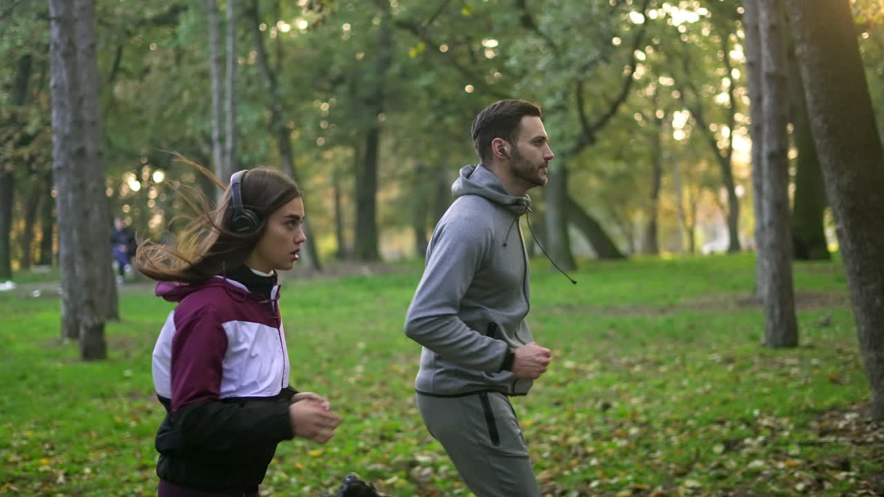 pareja trotando en el parque