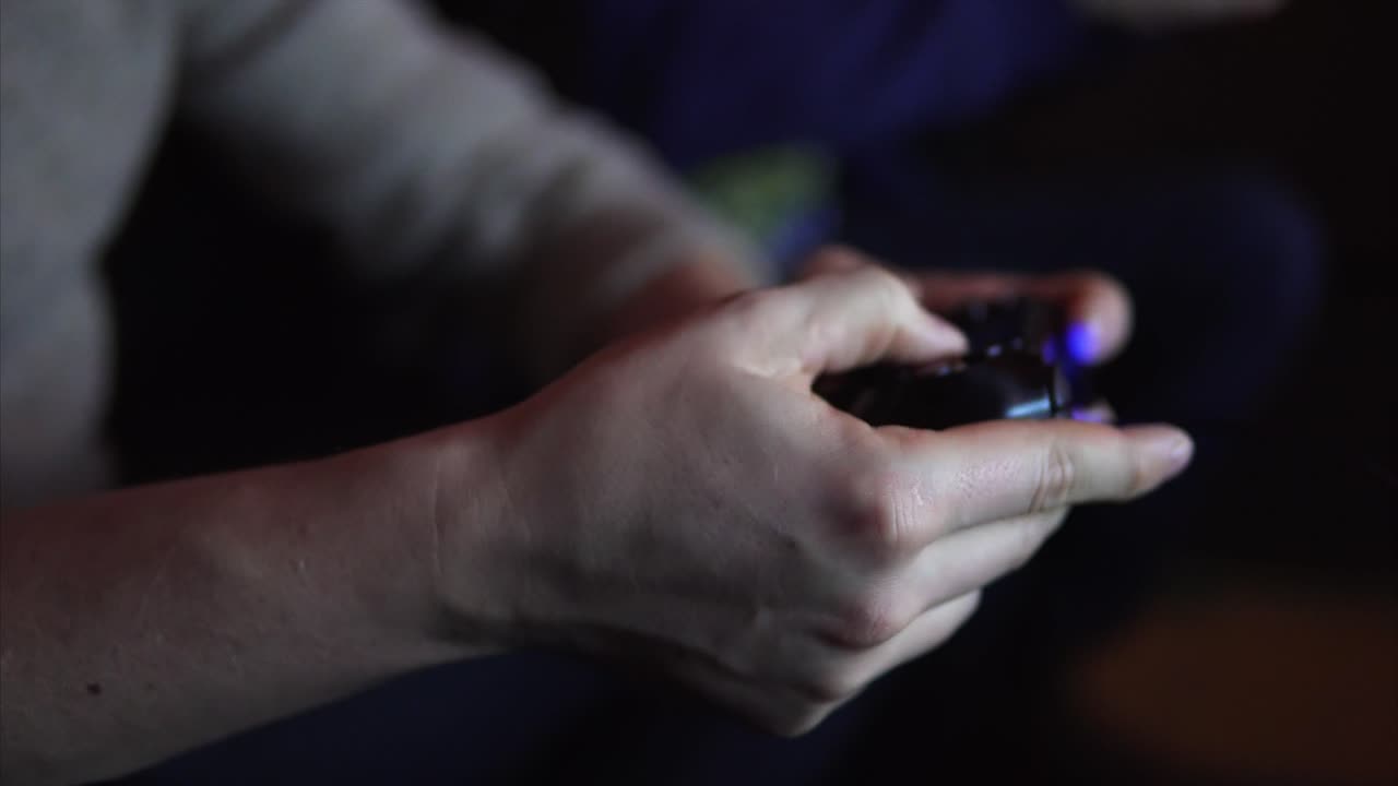 persona jugando a un videojuego