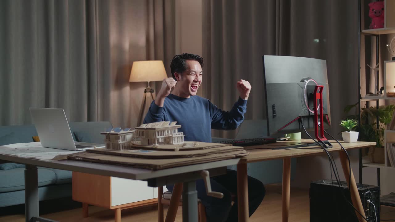 홈 오피스에서 성공을 축하하는 행복한 남자