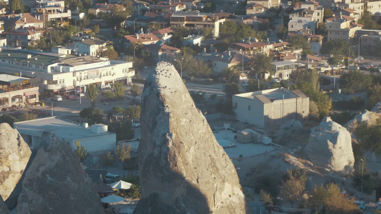 새들은 요정 굴뚝 괴레메, 카파도키아 위로 날아갑니다.