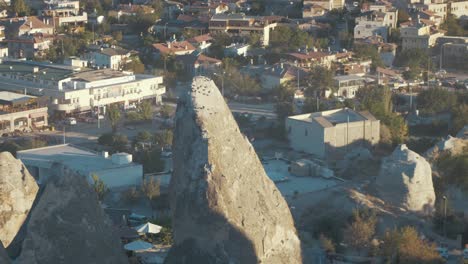 los pájaros toman vuelo sobre la chimenea de hadas goreme, capadocia