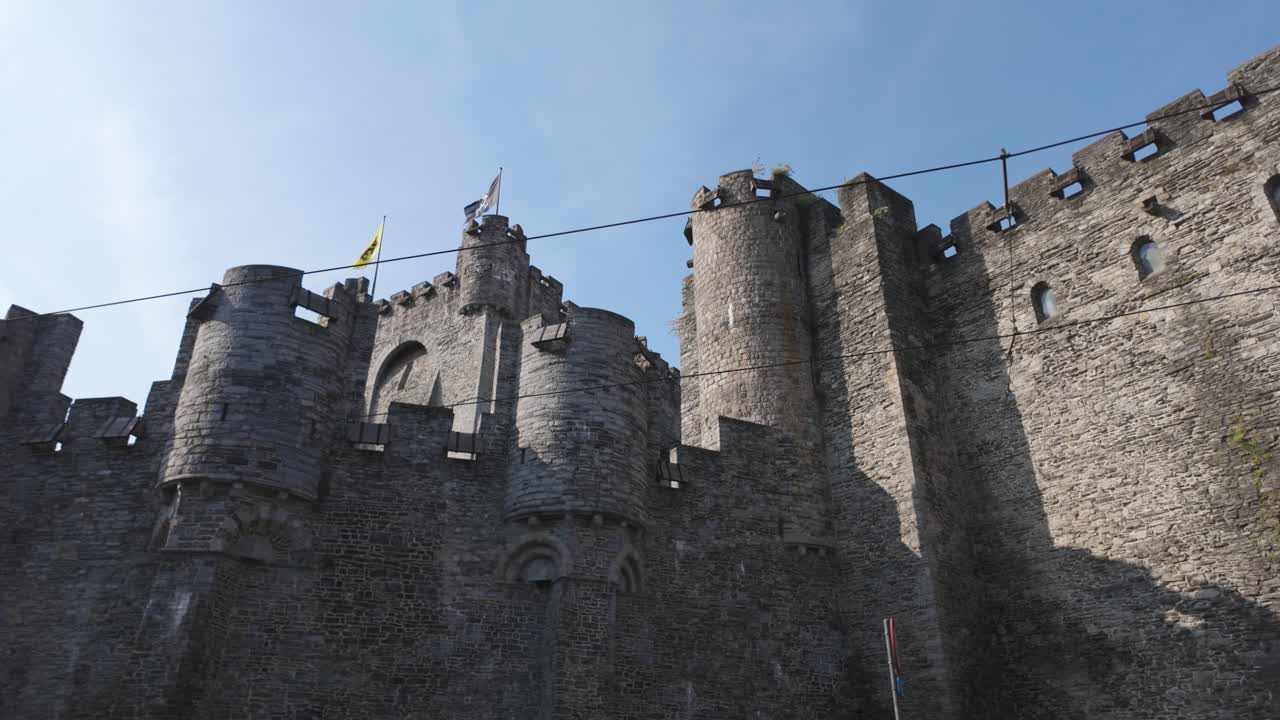 un majestuoso castillo medieval en gante, bélgica, conocido como gravensteen, bajo un cielo soleado