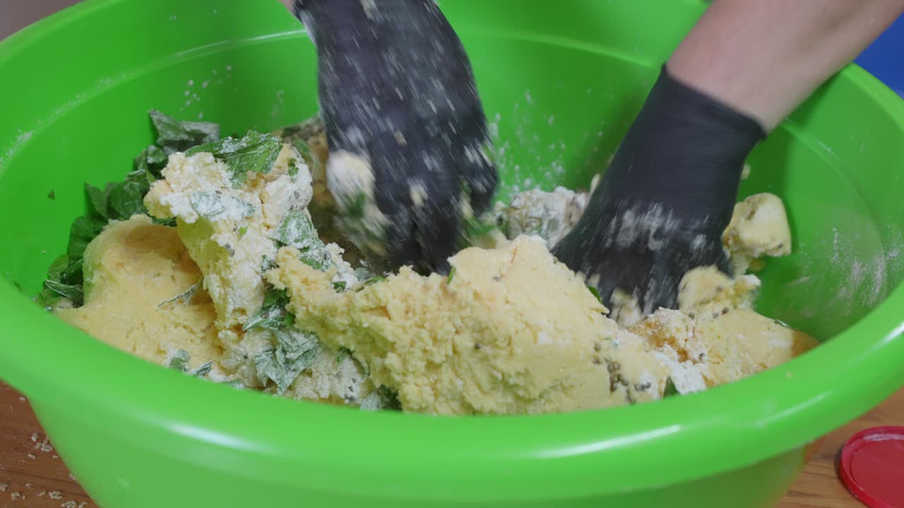 mezclar ingredientes juntos para hacer relleno de flaouna