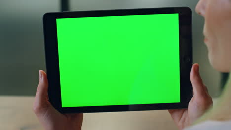 usuario sosteniendo una computadora chromakey en el interior de primer plano. mujer hablando dispositivo llamada de video