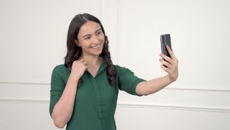 Indisches-Mädchen,-Das-Mit-Dem-Telefon-Auf-Selfies-Klickt