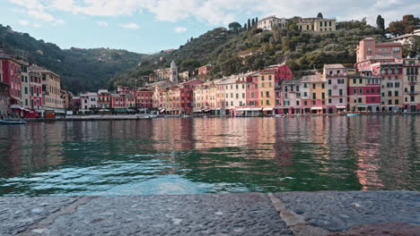 casas de colores pastel de portofino turístico en la riviera italiana