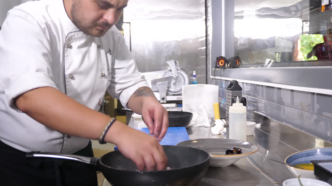 chef preparando comida en una cocina profesional