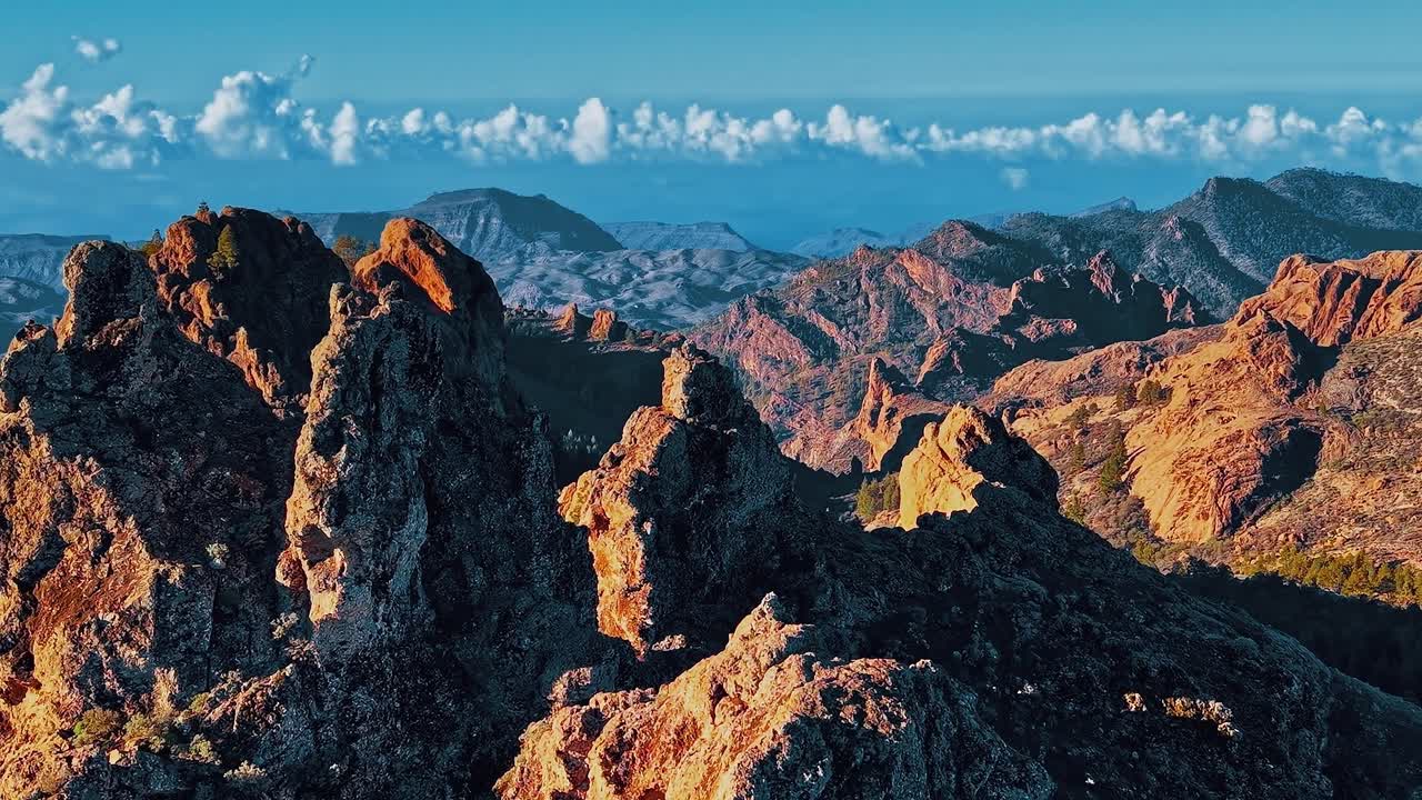 Esplorando il paesaggio roccioso di Gran Canaria in Spagna dall'alto