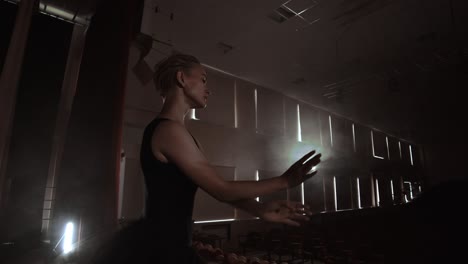 movimiento lento: prima ballet en un vestido negro realiza rotaciones y baila movimientos graciosos ensayando un programa en solitario. la cámara se mueve en gimbal