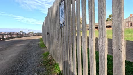 camino al lado de una valla de madera en ballarat