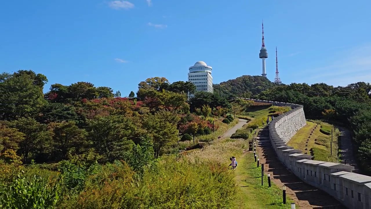 Mura della città di Seul e vista della Torre di Namsan nel Parco di Namsan in autunno - Zoom indietro